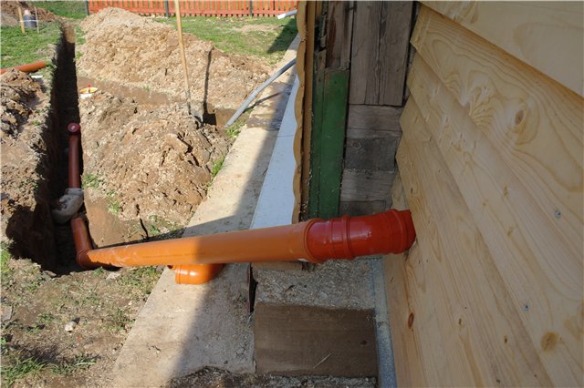 Определяем угол наклона канализационной трубы:  монтаж труб