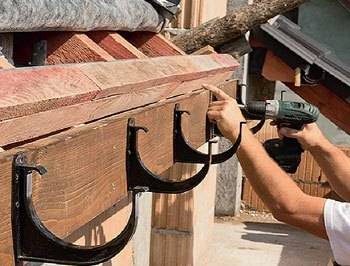 Крепление водосточных труб к стене дома своими руками — инструкция