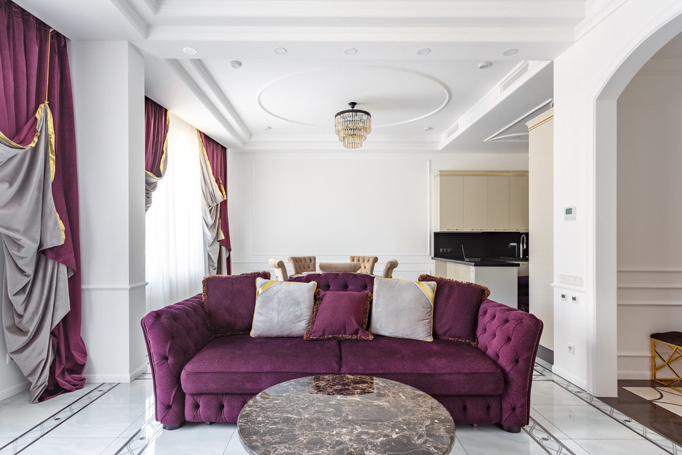 Светлые подушки на диване фиолетового оттенка