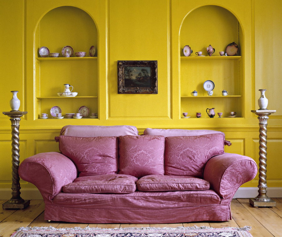 Сочетание желтого и фиолетового цветов в интерьере зала