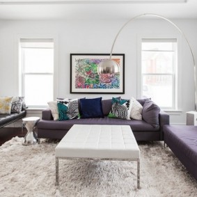 белая гостиная с фиолетовой мебелью