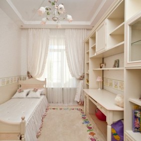 Узкая комната для ребенка младшего возраста
