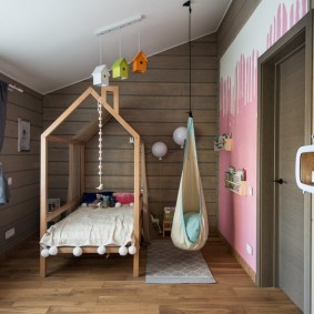 Кровать-домик в спальной комнате ребенка