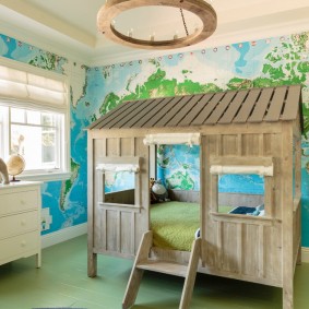 Деревянная кровать-домик в детской комнате