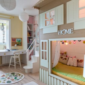 Двухъярусная кровать в виде домика для детей разного возраста