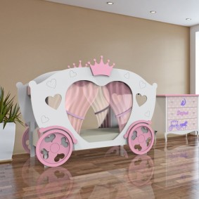 Кровать в виде кареты для маленькой принцессы