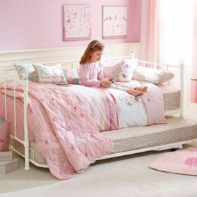 Металлическая кроватка в спальне девочки