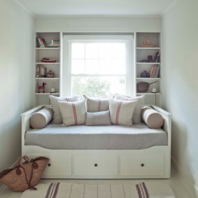Кровать-диван в маленькой детской комнате