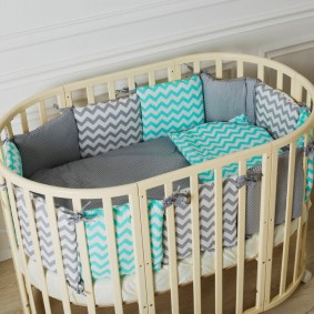 Кроватка для новорожденного овальной формы