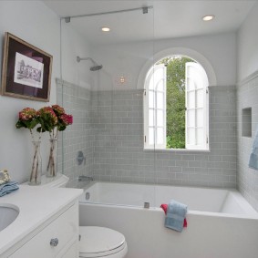 Имитация окна в современной ванной комнате