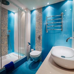 Синяя плитка в интерьере ванной комнаты