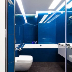 Синяя плитка в небольшой ванной комнате