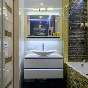 Компактная ванная комната в современной квартире
