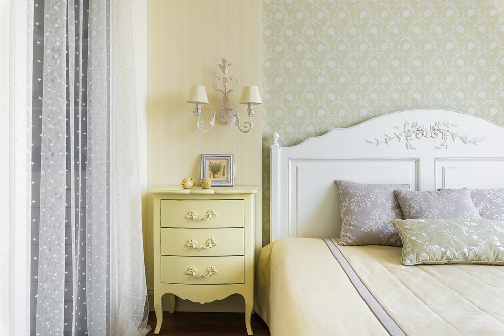 Прикроватная тумбочка в спальне классического стиля