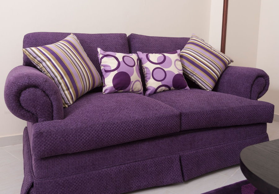 Сиреневые подушки на фиолетовом диване