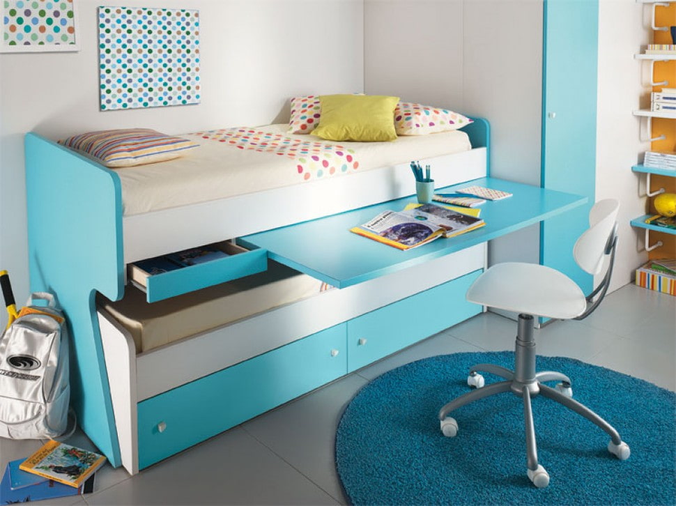 Выдвижной столик на детской кровати синего цвета