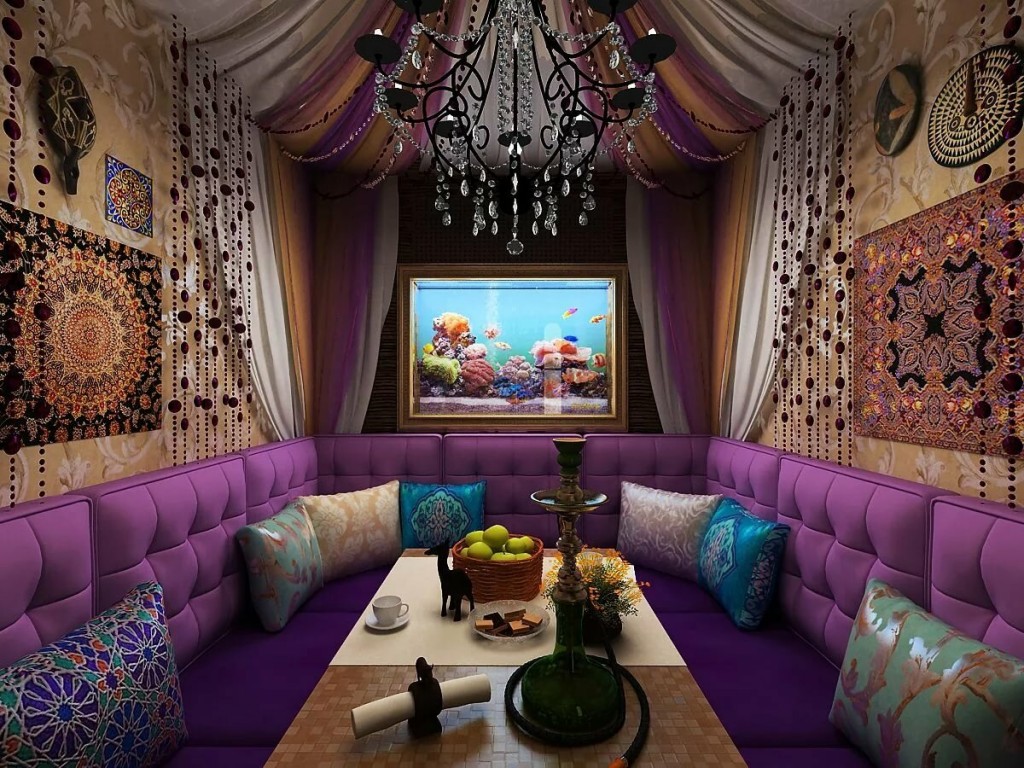 Фиолетовая мебель в гостиной этнического стиля