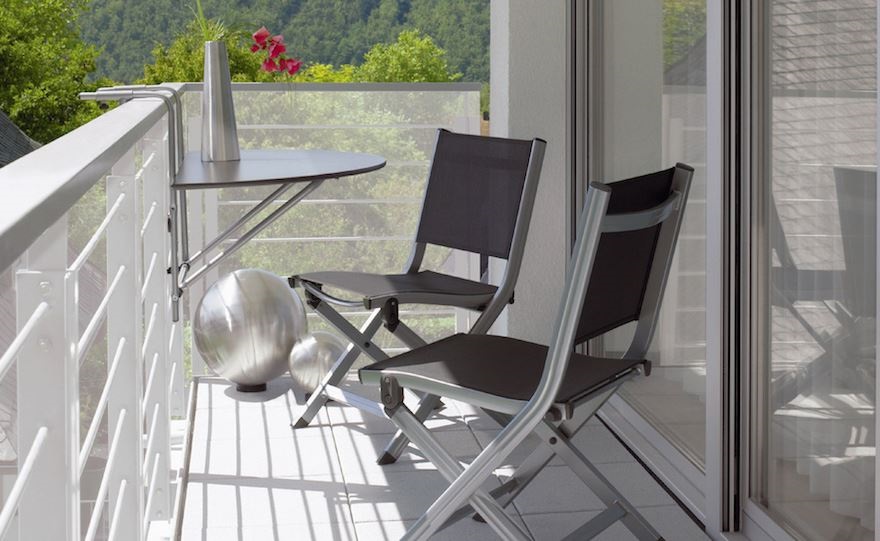 Алюминиевая мебель на балконе открытого типа