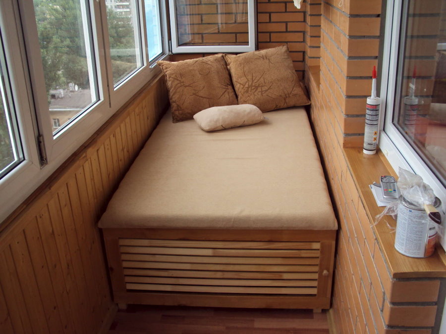 Самодельная кровать в спальне на лоджии
