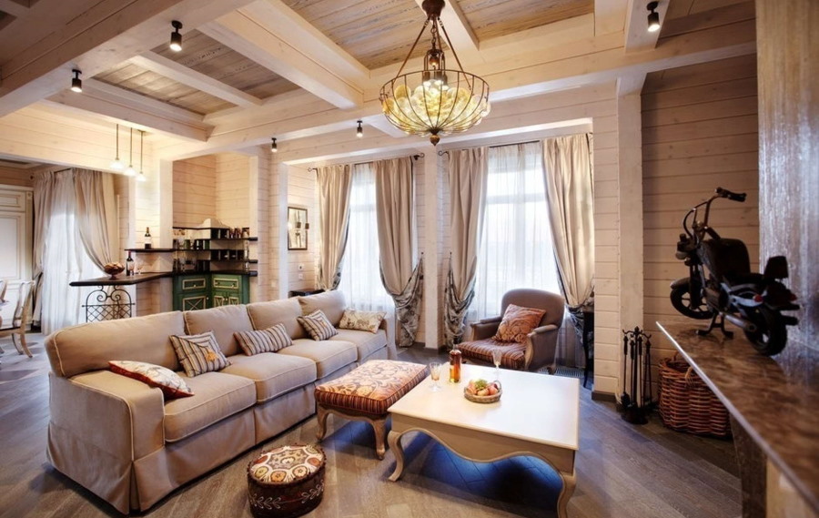 Вместительный диван в гостиной деревянного дома