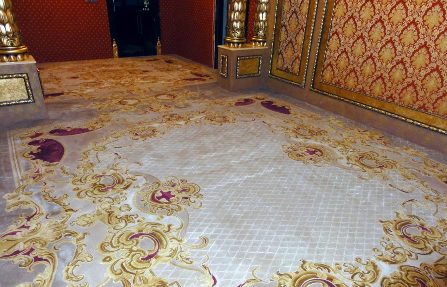 Фото ковра в гостиной комнате стиля барокко