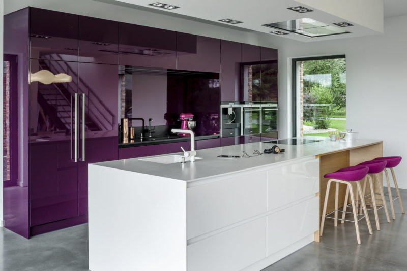 Кухня фиолетового цвета: правила сочетания в интерьере (75 фото дизайна)