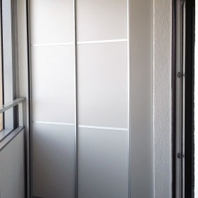 Купейный шкаф в интерьере балкона
