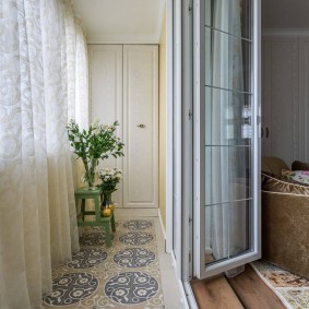 Складные двери между комнатой и теплым балконом