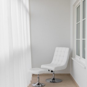 Белое кресло на светлом балконе