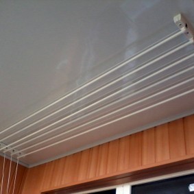 Натяжной потолок на балконе с остеклением
