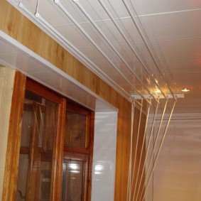 Подвесной потолок из ПВХ-панелей на лоджии