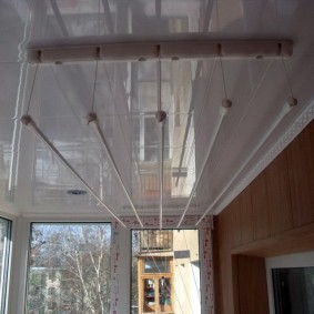 Крепление бельевой сушилки на потолке с пластиковой отделкой