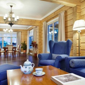 Синяя мебель в гостиной дома из бруса