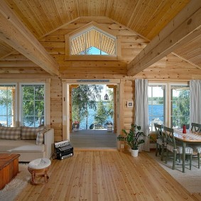 Столовая-гостиная в деревянном доме