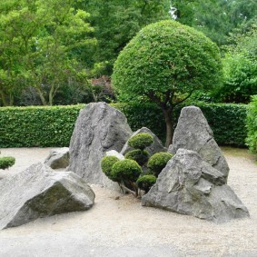 Японский сад с камнями серого цвета