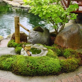 Садовый фонтан из толстого бамбука