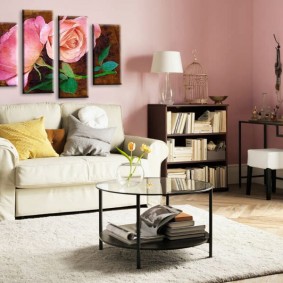 Декорирование розовых стен в гостиной комнате