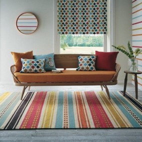 Разноцветные полоски на ковре в ретро стиле