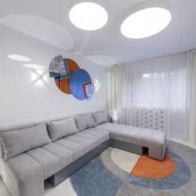 Современная гостиная комната с минимумом мебели
