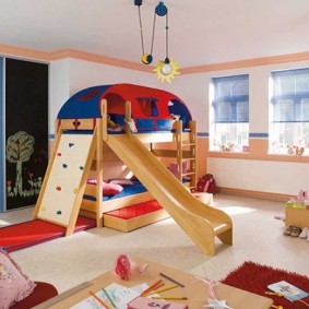 Деревянная мебель в просторной детской