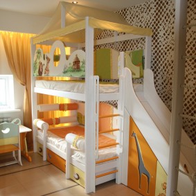 Двухъярусная кровать в спальне двоих детей