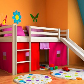 Яркие стены в комнате современного ребенка