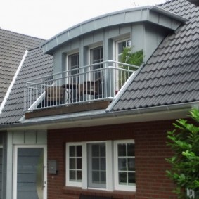Встроенный балкон в крыше загородного дома