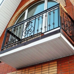 Подвесной балкон с металлическими перилами