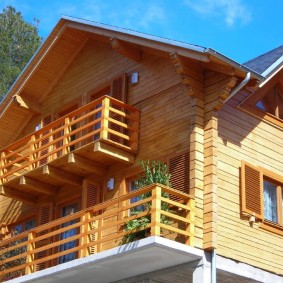 Деревянные балконе на фасаде частного дома