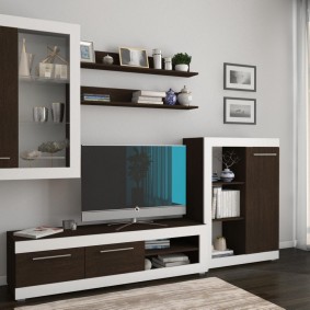 Бело-коричневая мебель в зале квартиры