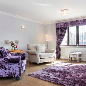 Фиолетовый текстиль в интерьере гостиной комнаты