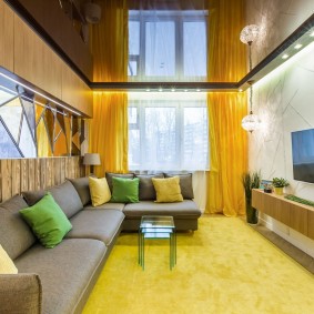 Желтые шторы в гостиной с натяжным потолком