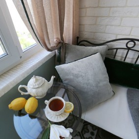 Кофейный столик на балконе в квартире