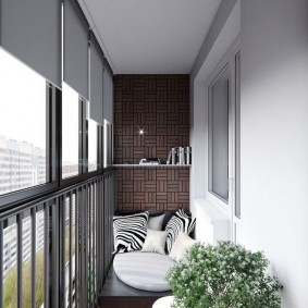 Светлая отделка балконного пространства